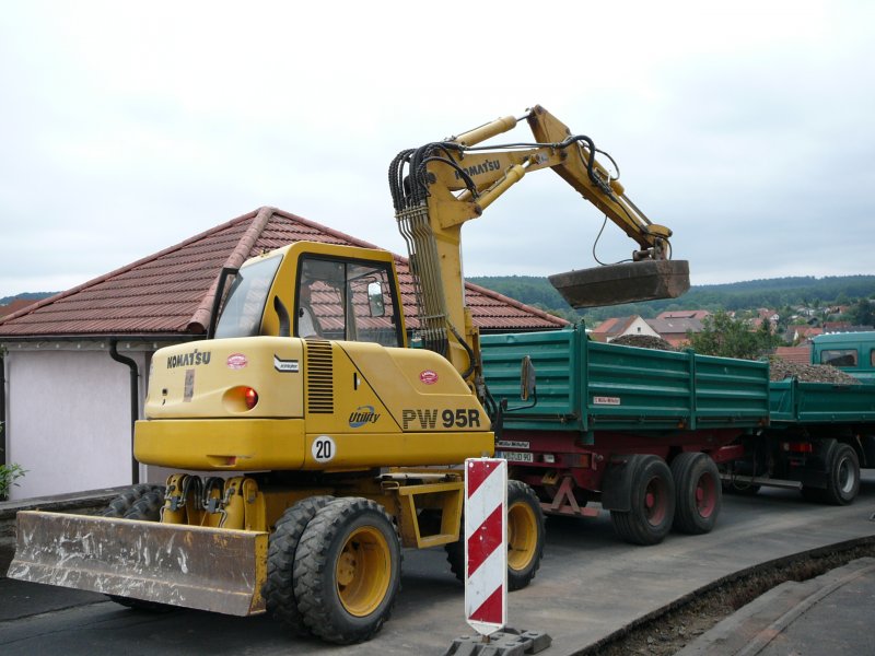 Komatsu Bagger PW95R bei Verfllarbeiten in 36100 Petersberg-Marbach am 18.07.08