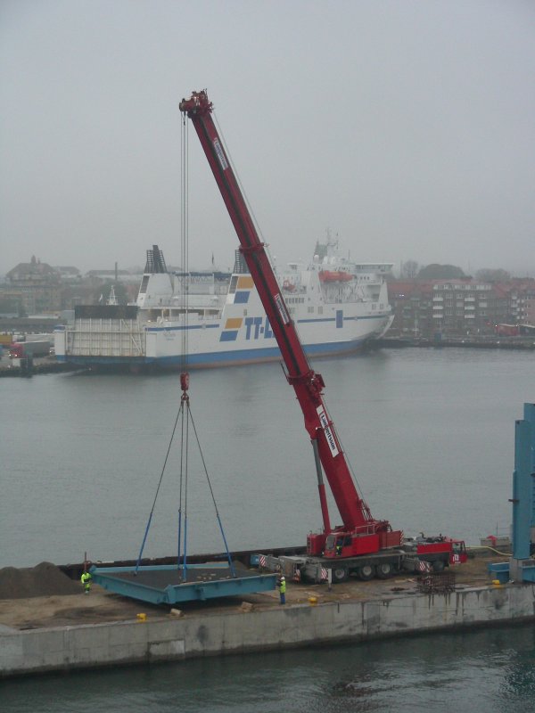 Kranarbeiten im Hafen von Teleborg an einem neuen Fhranlieger 04.11.08