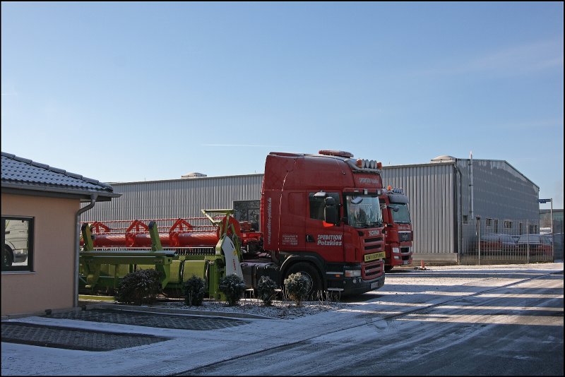 Landmaschinen und Lkws im Vorgarten :-P : Scania R480 mit einem Claas Anbaugert auf dem Firmengelnde der Spedition PATZKIES aus Iserlohn. (03.01.2009)
