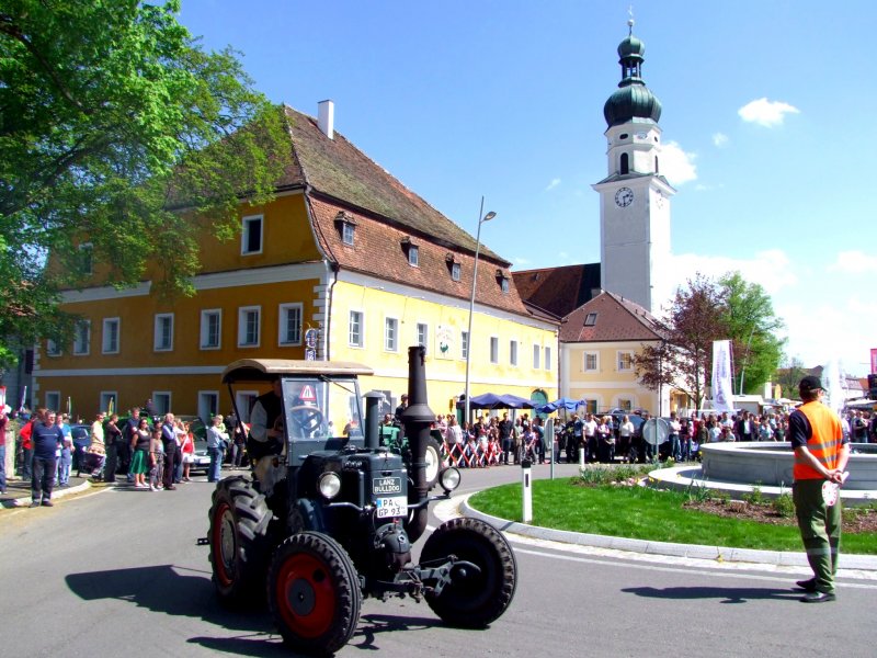 LanzBulldog aus Passau dreht im Kreisverkehr von St.Martin/Innkreis eine Ehrenrunde; 090419