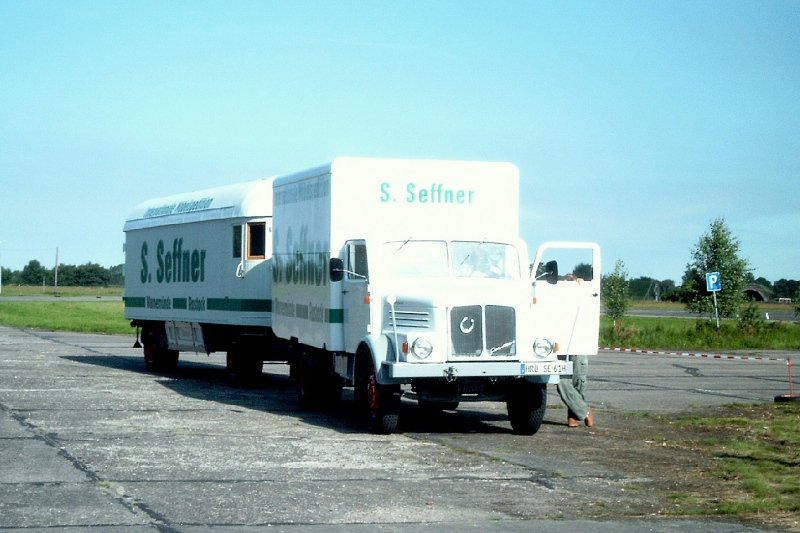 Lastkraftwagen S 4000-1 als Mbeltransporter mit Anhnger aus dem Raum Rostock; Lrz (04.08.2007)