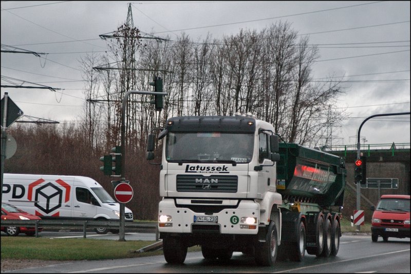 Latussek: Ein MAN TGA 18.440(?) von Latussek Baustofftransporte ist in Hohenlimburg unterwegs. (23.01.2009)
