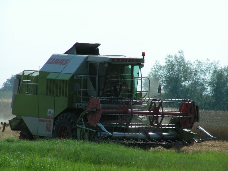 Mhdrescher CLAAS  Dominator 88S  beim ernten eines Weizenfeldes Nahe Ried i.I. 070719