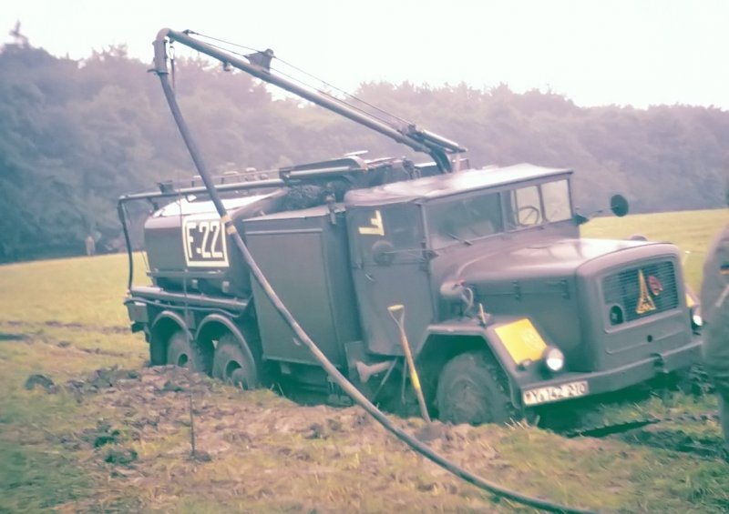 Magirus Flugfeld-Tankwagen, Heeresflieger,  hat sich im feuchten Erdreich festgefahren - 1965.