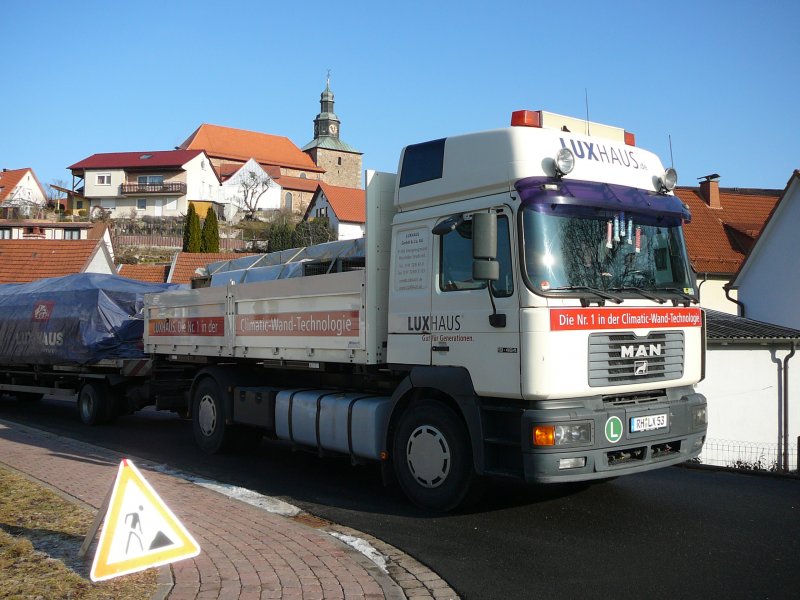 MAN von LUXHAUS bringt Teile fr ein Fertighaus nach 36100 Petersberg-Marbach am 30.01.2009