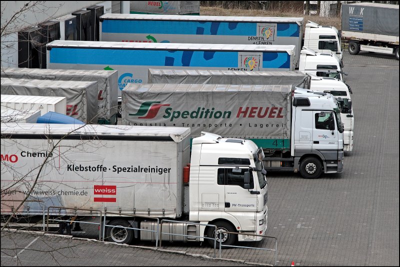 MAN TGA 18.440 von PW Transporte und im Hintergrund ein Mercedes Actros 2544 vor der Logistikhalle der Spedition HEUEL in Meinerzahagen. Aufgenommen vom Parkplatz oberhalb des Firmengelndes. (20.04.2008)

