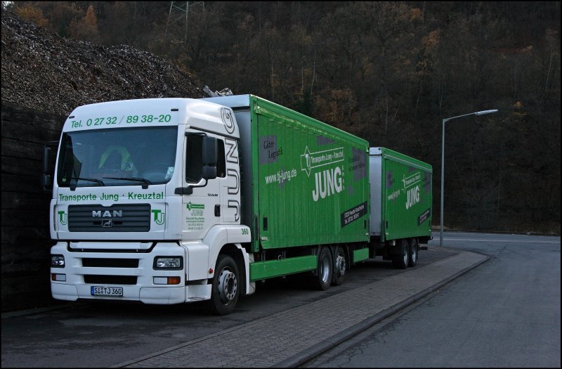 MAN TGA 26.360 von Transporte JUNG im Industriegebiet Kreuztal. Dieser Lkw besitzt einen Getrnkeaufbau (Plane und Ladebhne). (08.11.2008)

