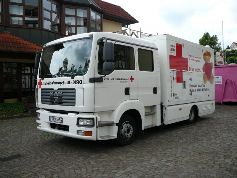MAN TGL 8.180 mit Hartmann-Aufbau des Blutspendedienstes Hessen-Thringen am 03.06.08 in 36100 Petersberg