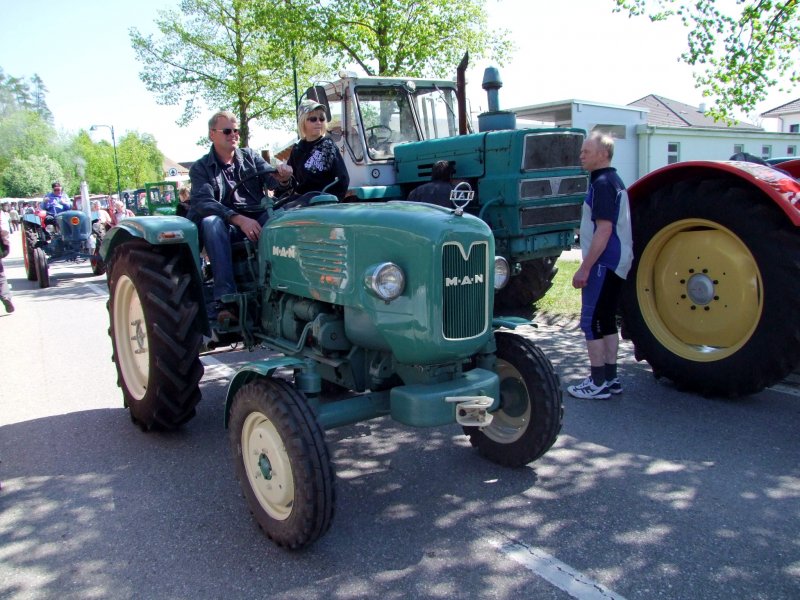 MAN-Traktor wird anlsslich der Oldtimerausfahrt in St.Martin/Innkr. bestaunt; 090419