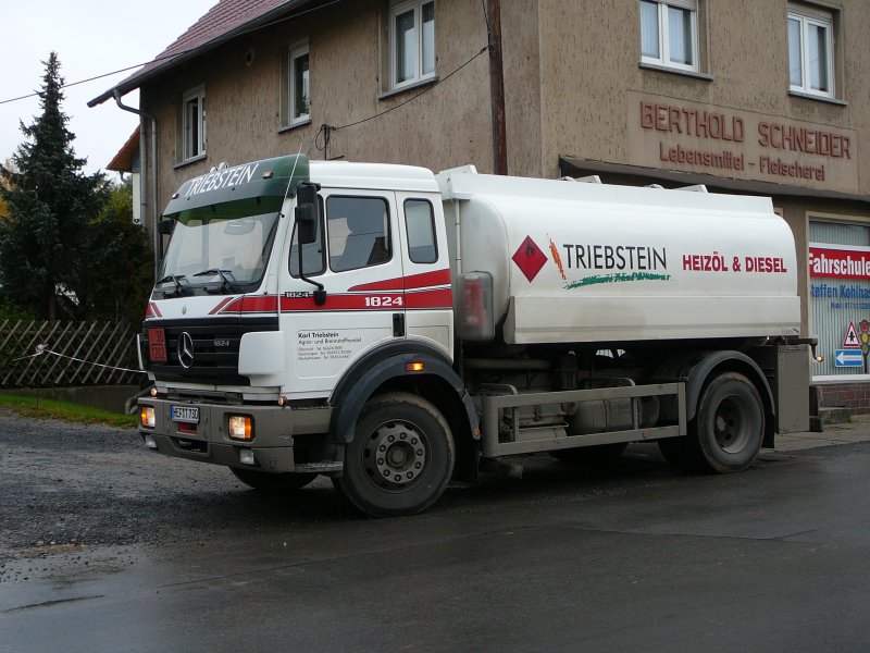 MB 1824 mit Tankaufbau steht zur Heizoelauslieferung in Gerstungen, 27.10.2009
