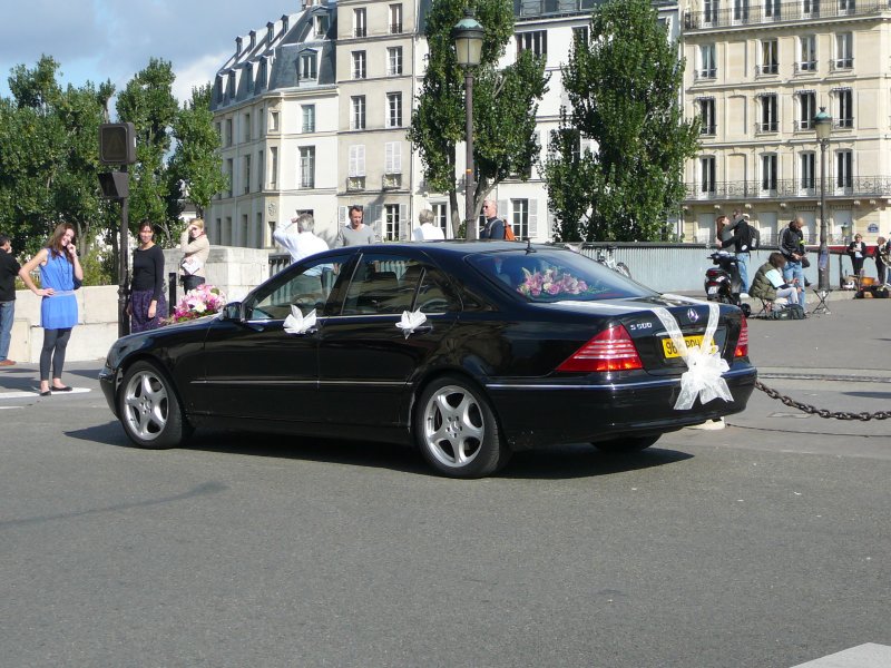 MB S 500 als Brautkarosse unterwegs im Paris am 10.10.2009