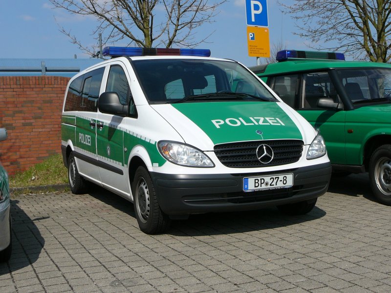 MB Vito der Bundespolizei in grn-weier Farbgebung am Bahnhof Achern