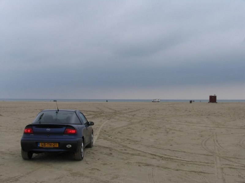 Meine eigene Tigra 1.6 (110 pk) aus 1995 auf die Dnische Insel Rm am Strand (25-6-2007).