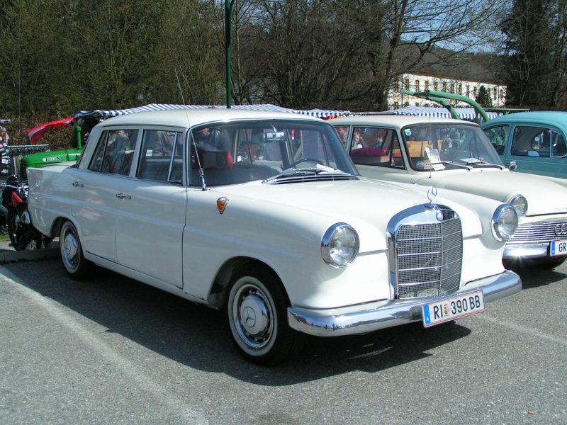 Mercedes 190er Bj.1963 hat sich zum Oldtimertreffen in St.Martin/Innkr. eingefunden; 080330