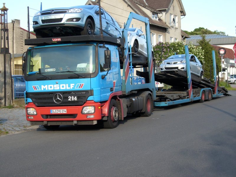 Mercedes-Autotransporter am 22.Mai 2009 brachte japanische Autos in ein Autohaus in Bergen/Rgen.