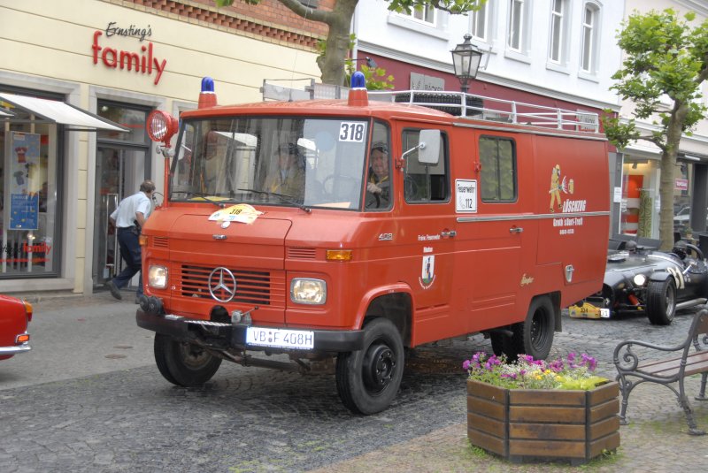 Mercedes Benz 408 als Feuerwehrfahrzeug startet zur 3. Oldtimersternfahrt des ADAC zum Hessentag in Langenselbold. Startort ist 36088 Hnfeld