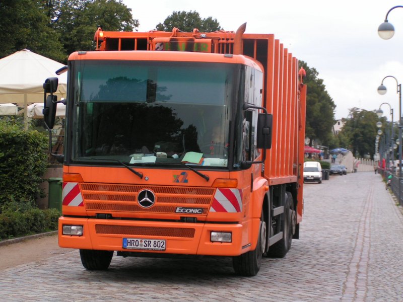 Mercedes-ECONIC der Rostocker-Stadtreinigung ist schon Frhmorgens am Alten-Strom in Warnemnde unterwegs; 070830