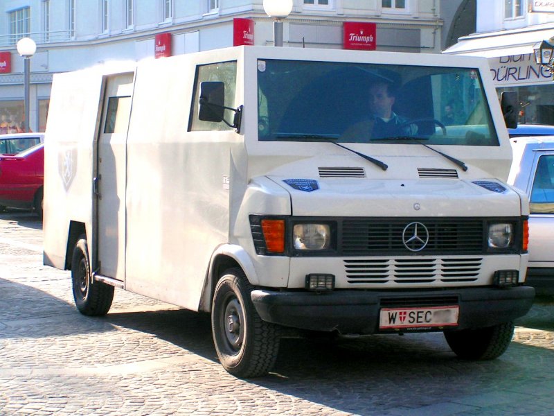 Mercedes Geldtransporter vor einer Bank in Ried i.I. ;080103
