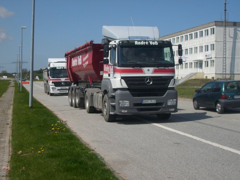 Mercedes-Kipper auf dem Weg zum Kieswerk im Fhrhafen Sassnitz-Mukran am 03.05.2008.
