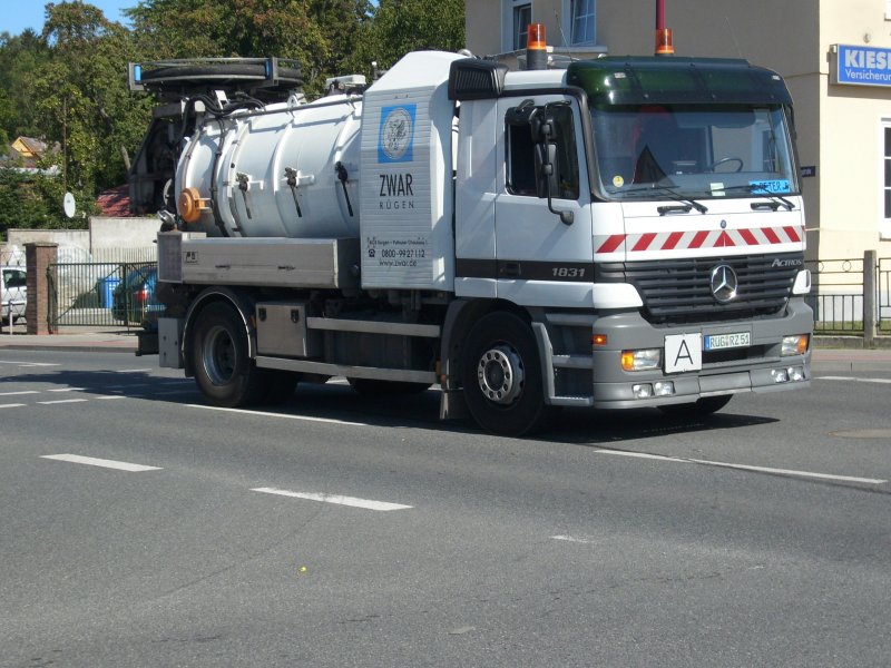 Mercedes-LKW von der Wasserentsorgung im Einsatz am 01.September 2009 auf einer Kreuzung in Bergen/Rgen.