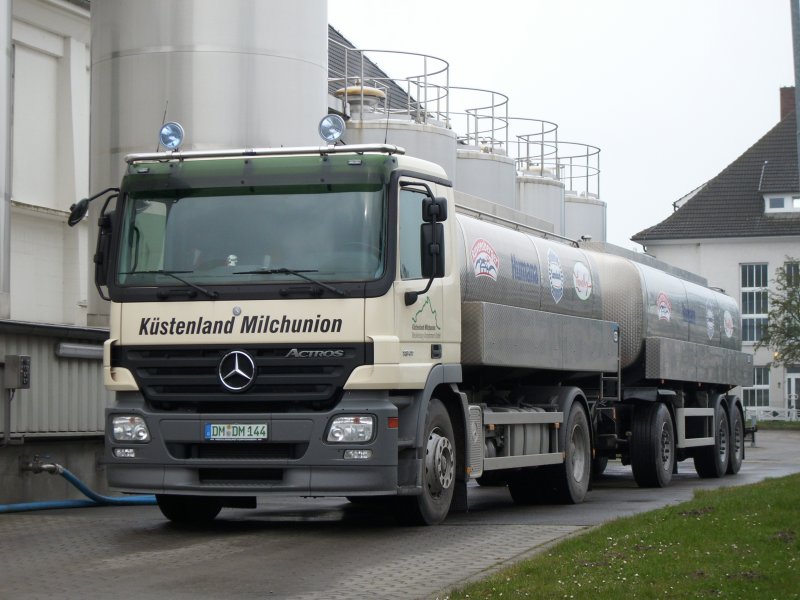 Mercedes-Milchtransporter in Bergen/Rgen am 12.04.2008