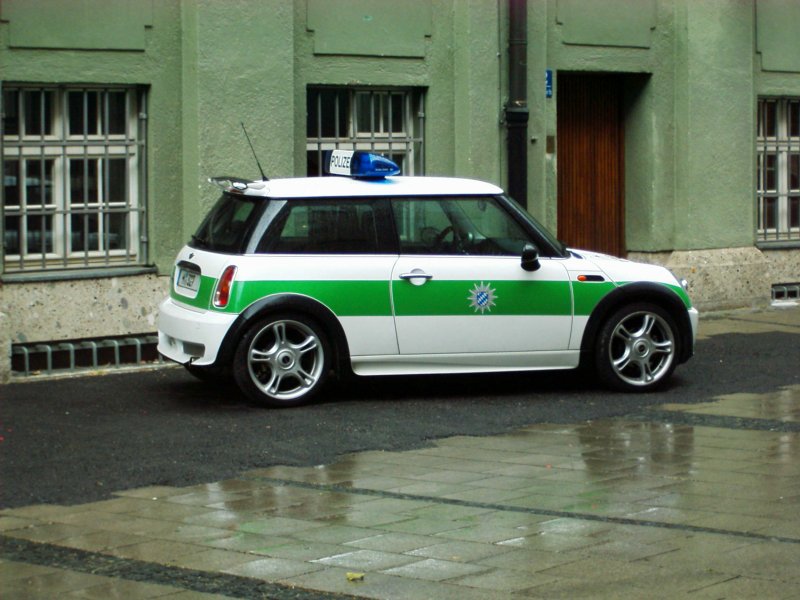 Mini Cooper der bayerischen Polizei. Gesehen im Juni 2007 in der Mnchner Innenstadt.
