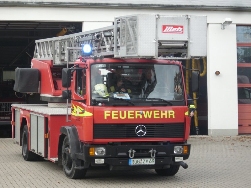 Mit Blaulicht und Martinshorn verlie die Bergener Feuerwehr mit ihren Mercedes die Feuerwehrwache.
