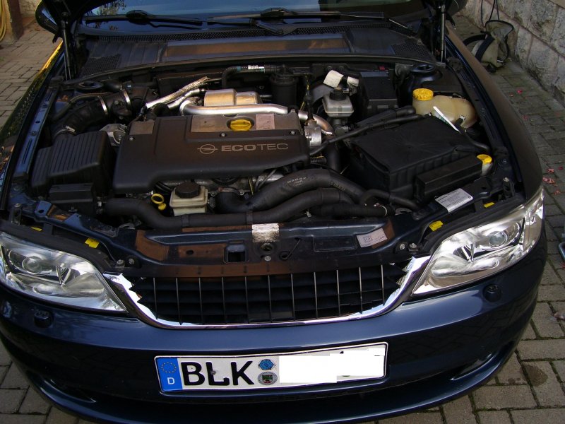 Motorraum eines Opel Vectra B 2.2 DTI mit Xenon-Scheinwerfern.