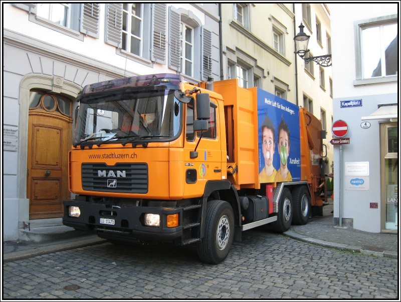 Mllabfuhr auch in engen Gassen - ein Mllfahrzeug auf MAN-Fahrgestell in Luzern, aufgenommen am 23.07.2007.