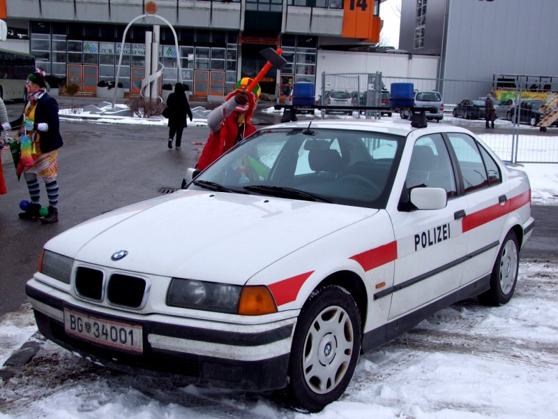 Munter hmmert der Clown anlsslich des Faschingumzuges auf den Polizei-BMW, mit dem noch alten Bundesgendarmerie-Kennzeichen ein; 090215 