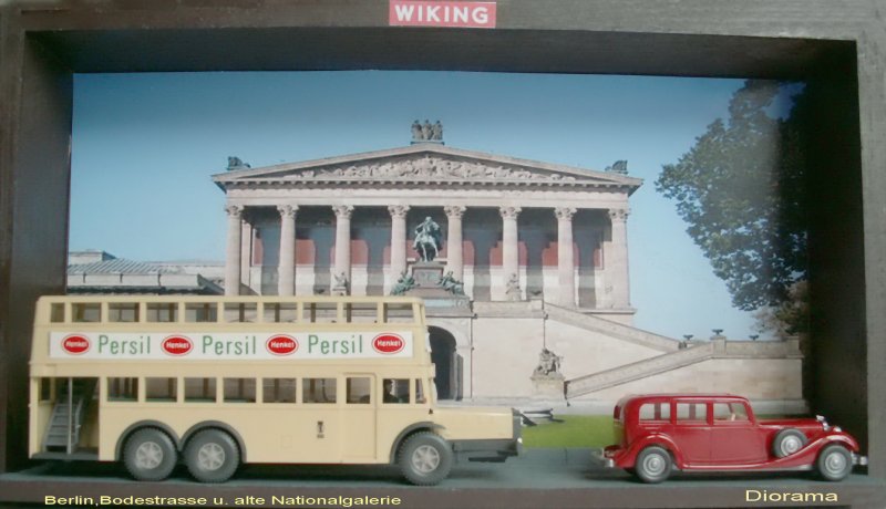 Mythos Wiking.Epoche II.Berliner 
Doppeldecker Bus Mercedes-Benz D38(1938)und eine Horch Limousine vor der  alten Nationalgalerie 