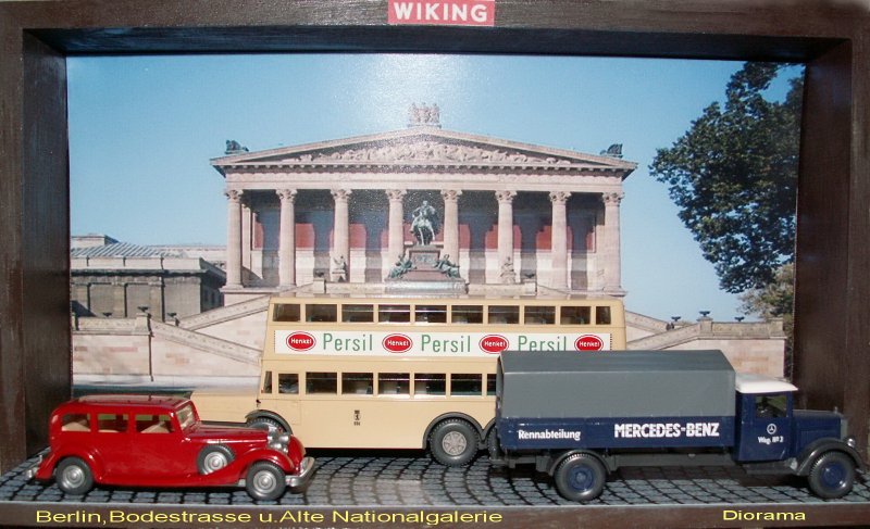 Mythos Wiking.Epoche II.Berliner Doppeldecker Bus D38,Horch Limousine u.Mercedes LKW,vor der  alten Nationalgalerie  in Berlin
