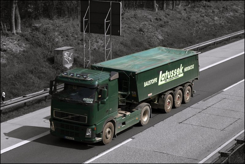 Neben Scania, MAN und Mercedes wird auch VOLVO eingesetzt. Hier ein VOLFO FH 480PS Euro5 von Latussek Baustoffe&Transport. (15.04.2009)
