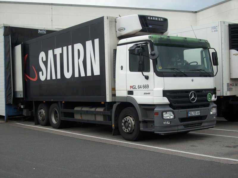 Neue Elektronikware brachte am 22.Juli 2009 dieser Mercedes-LKW an einem Supermarkt in Bergen/Rgen.