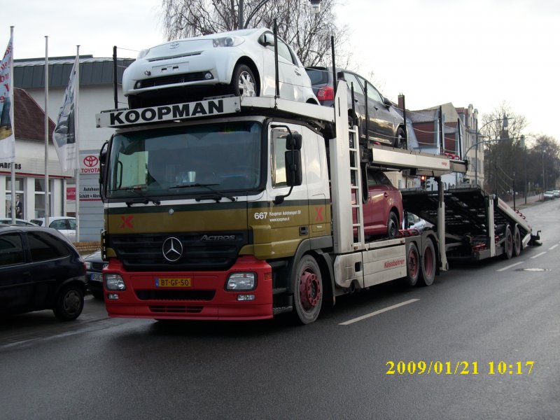 Neue japanische Autos brachte dieser hollndische Mercedes-LKW am 21.Januar 2009 in einem Autohaus in Bergen/Rgen.