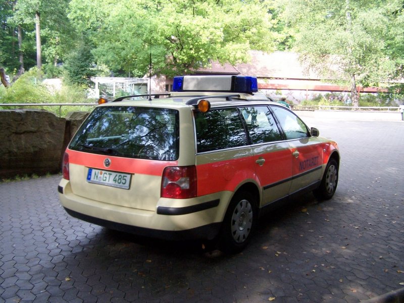 Notarztwagen des BRK bei einem Einsatz im Tiergarten Nrnberg.
Aufgenommen am 11.9.2005.