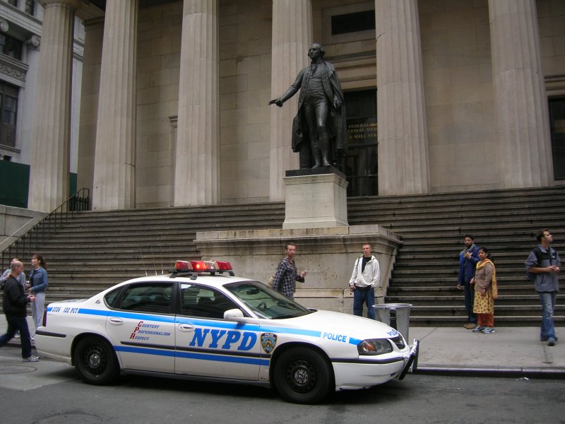 NYPD Streifenwagen vor dem Federal Hall National Memorial in
New York City am 12.10.2006.