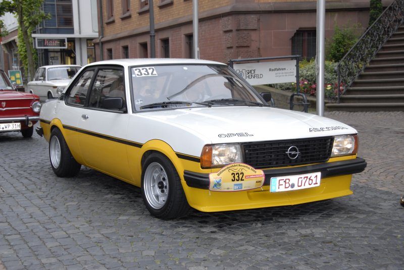Opel Ascona B Bj. 1980, 120 PS, wartet auf den Start in 36088 Hnfeld zur ADAC-Oldtimersternfahrt zum Hessentag nach Langenselbold, 06.06.2009