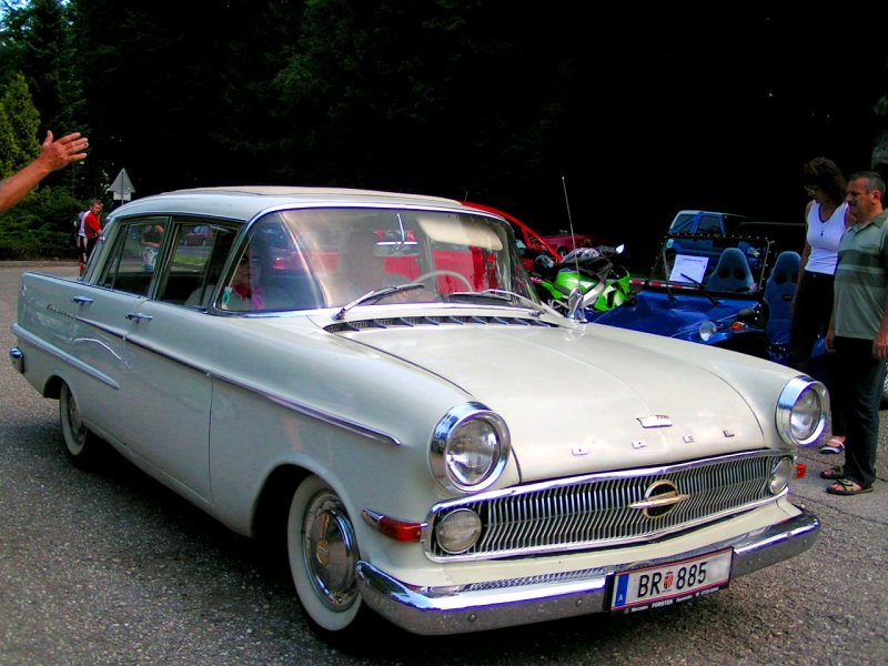 Opel-KAPITN,Bj1960, 90PS wird mit einem Wink von der 1.Oldtimerausstellung bei Lohnsburg/Kobernaussenwald verabschiedet; 080622