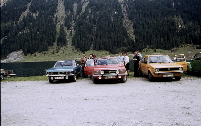 Opel Manta A, Opel Rekord D, Golf I, im Jahr 1979 auf einem Parkplatz am Achensee/Tirol