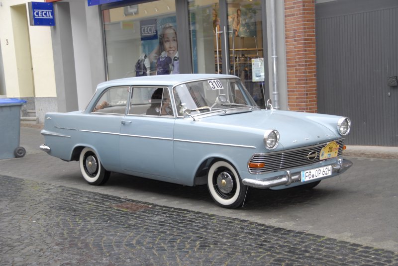 Opel Rekord P2, Bj. 1962, wartet auf den Start in 36088 Hnfeld zur ADAC Oldtimerfahrt zum Hessentag nach Langenselbold, 06.06.2009 
