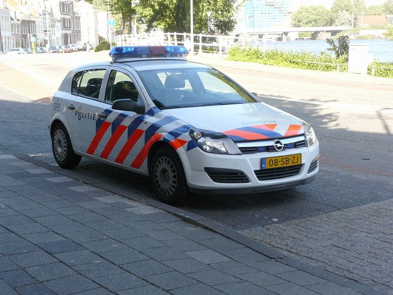 Opel Streifenwagen Polizie Kennemerland. Fotografiert in Haarlem am 10-08-2008.