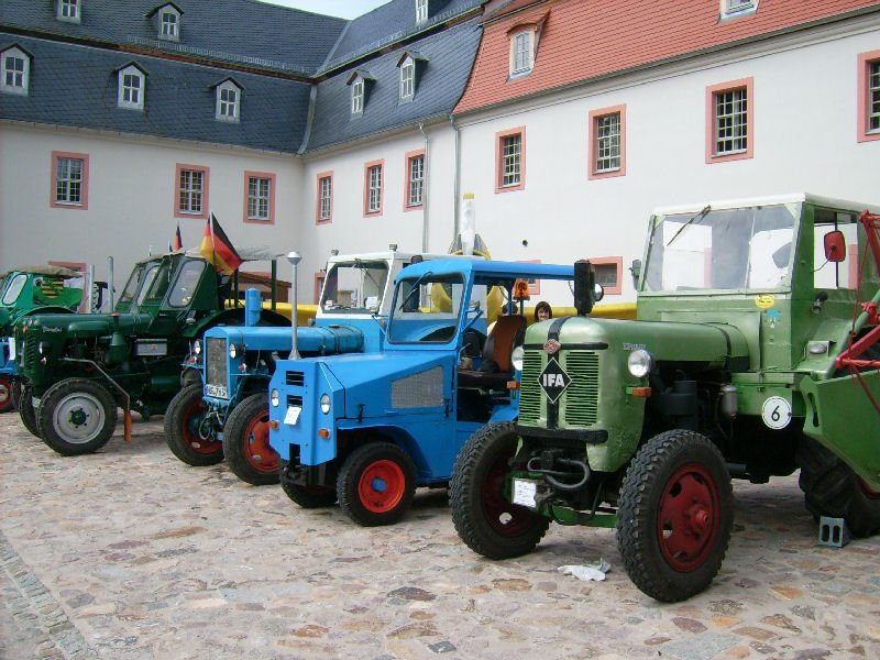 Parade der Nordhausener Schlepper im Museumshof des Schloes Blankenhain