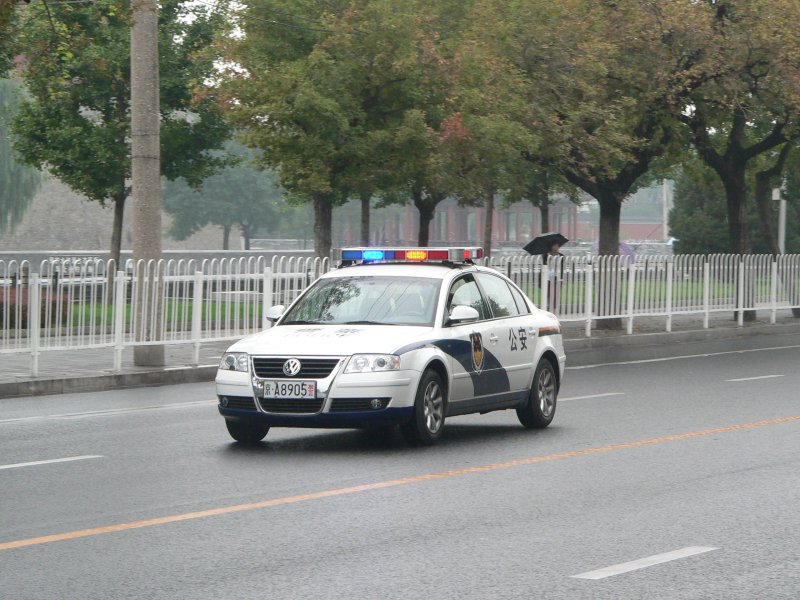 Pekinger Polizeiauto mit eingeschaltetem Blaulicht. Das Blaulicht bedeutet keinen Sondereinsatz, sondern ist bei Streifenfahrten meist eingeschaltet. 09/2007, Peking