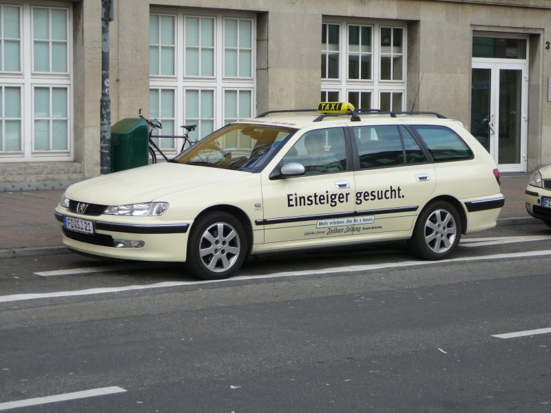 Peugeot als Taxi am 24.10.2008 am Bahnhof in Fulda