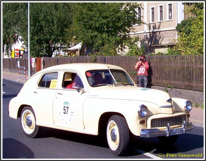 POBEDA ( Sieg )M 20 ( UdSSR ), Bj.1954, 2,2 Liter, 4 - Zyl.-Reihenmotor, 52 PS. Die damaligen Fertigungsanlagen sollen von Opel stammen und zur Produktion des  Kapitn  gedient haben. Die gezeigte  Betriebsanleitung beginnt... GENOSSE KRAFTFAHRER ! . Aufn.SACHSEN CLASSIC 2oo5, Bad Schandau 