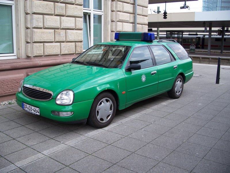 Polizeifahrzeug von Ford steht am 19.05.07 am Mannheimer HBF.