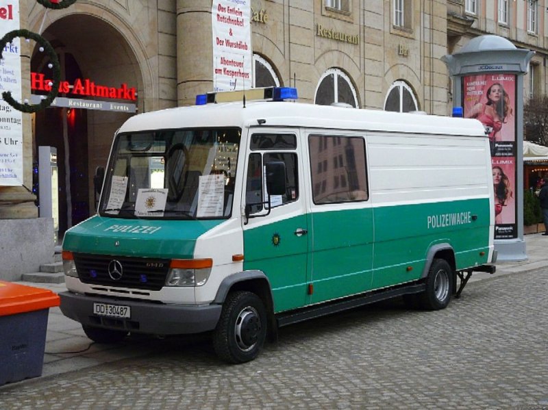 Polizeiwache Dresden mit einem Mercedes 614 D auf dem Dresdner Striezelmakrt am 10.12.2008