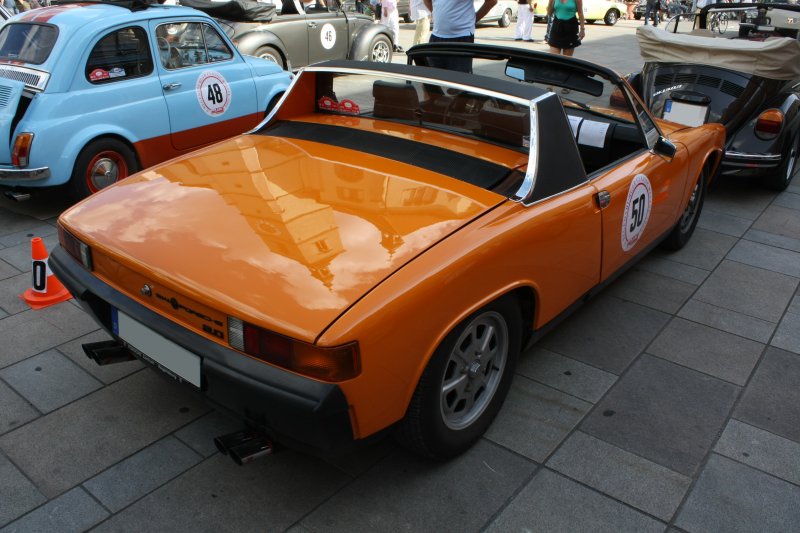 Heckansicht eines VWPorsche 914/6 im Farbton Blutorange (Code L21E