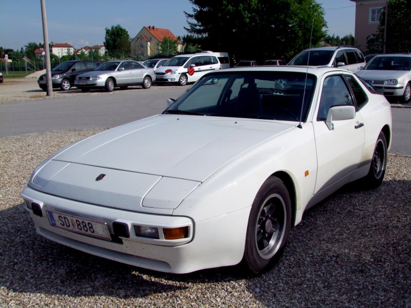 Porsche-944 steht am Besucherparkplatz vor dem FILL-Metallbaustadion in Ried i.I.; 090509